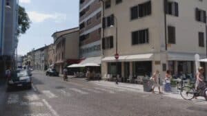 Borgo Gemona, commercianti in difficoltà: “incassi e passeggio in calo”
