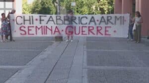 “Cultura, non armi”, in cento al presidio contro Confindustria