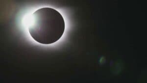 Eclissi e stelle cadenti, stasera in scena la magia del cielo