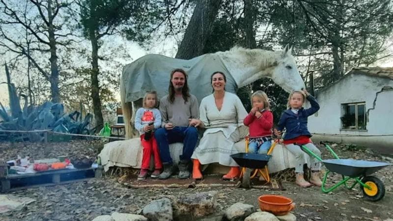 Famiglia nel bosco, i legali: “Criticità superate”. Ricorso contro l’allontanamento dei figli