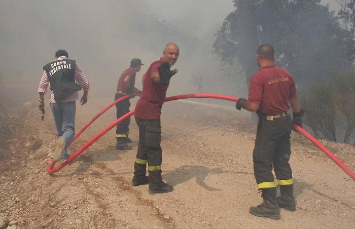 Incendi in Sicilia: tragedia per un pompiere e centinaia di interventi sull'isola