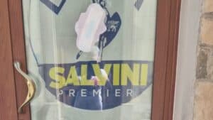 Assorbente sulla porta della sede della Lega Carnia