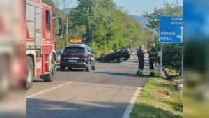 Perde il controllo e si cappotta con l’auto: ferito un giovane