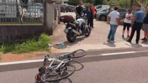 Scontro tra moto e bici: ferito un anziano