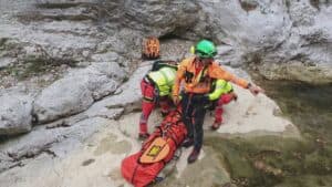 Cade da 4 metri nel torrente Rosandra, ferito un 22enne