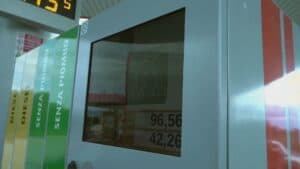 Carburanti alle stelle, automobilisti preoccupati e impotenti