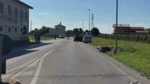 Scontro tra auto e scooter, grave anziana di 88 anni
