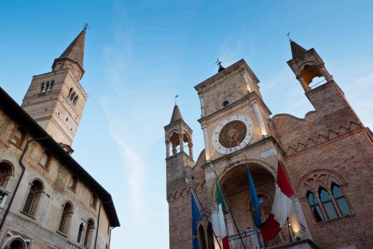 Pordenone cambia volto verso il 2027: nuove regole per vetrine, negozi e decoro urbano