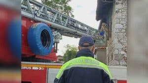 Maxi sciame in una casa: intervento record per salvare le api