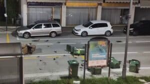 Vandali in azione: cassonetti rovesciati e bottiglie infrante
