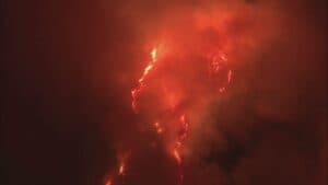 Notte di Ferragosto infernale a Pissebus: fiamme a 50 metri dalle case