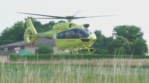 Si ribalta nel fosso, anziano resta incastrato nell’auto