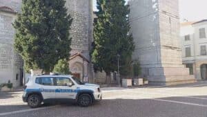 Ciclista contromano con tasso alcolemico sei volte oltre limite