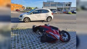 Sorpasso azzardato, si scontrano scooter e auto