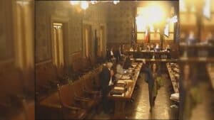 Totem nei cimiteri, caos in Consiglio: la maggioranza si divide