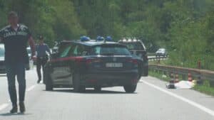Scende dall’auto in panne e viene travolto, muore un 41enne