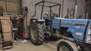 Resta schiacciato dal trattore, ferito un 71enne