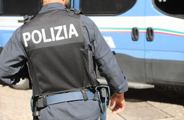 Aggredì una poliziotta in Questura: lascia il carcere e viene ricoverato sotto sorveglianza