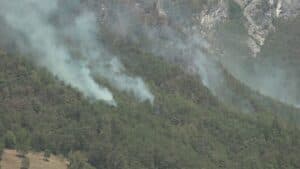 Brucia il monte Amariana, continua la lotta contro il fuoco