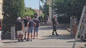 Muore travolto da un albero in giardino, lo trova la moglie