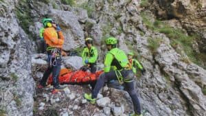 Cacciatore precipita per 30 metri, lo zaino gli salva la vita