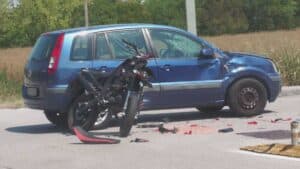 Scontro tra moto e auto all’incrocio, grave un ragazzo