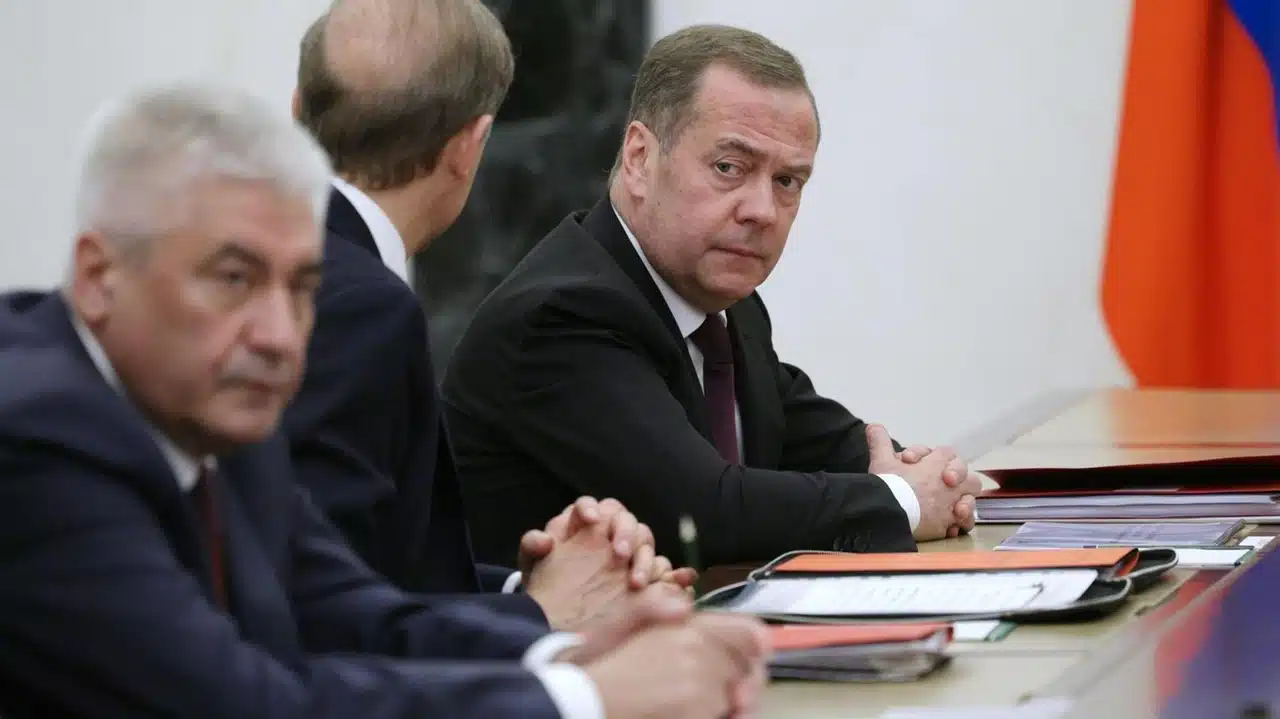 Medvedev attacca Zelensky a fine 2025: minacce, insulti e propaganda