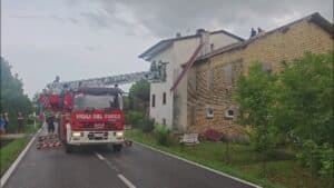 Maltempo: fulmine colpisce una casa, vento scoperchia tetto