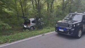 Famiglia con l’auto fuori strada, bimbo in terapia intensiva