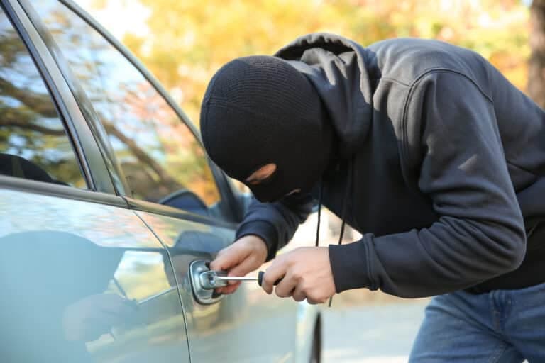 Udine, spaccano il finestrino di un’auto e tentano il furto: arrestato un 21enne dopo l’inseguimento