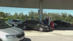 Caro carburanti: è corsa all’ultimo pieno con sconto ‘Meloni’