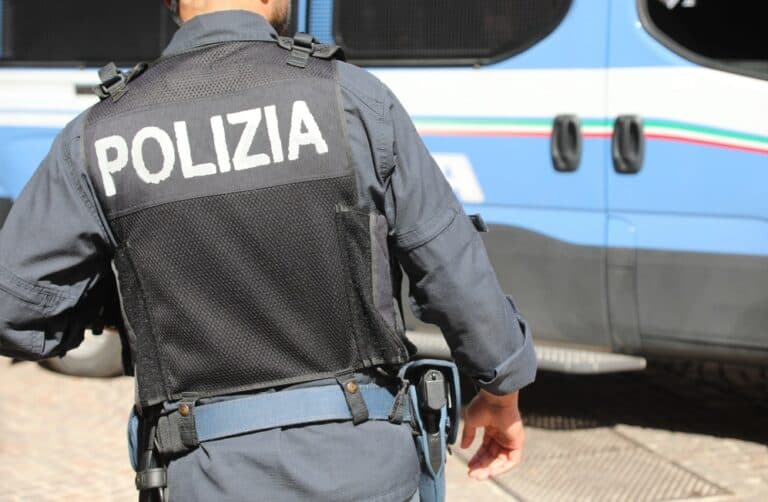Cividale, controllo della Polizia finisce nel caos: agente ferito e giovane arrestato