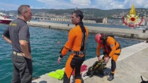 In mare con l’auto, lo salva personale dell’Accademia militare