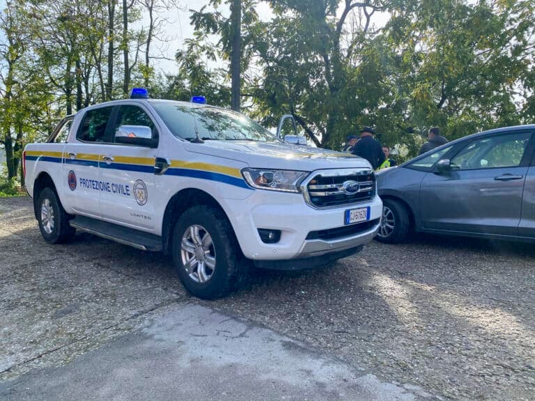 Maltempo in Friuli, oltre cento interventi nella notte: tetto sulla Pontebbana, blackout e alberi abbattuti