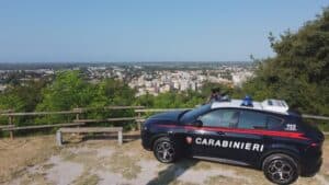 Finto carabiniere deruba un’anziana: recuperati gioielli e denaro