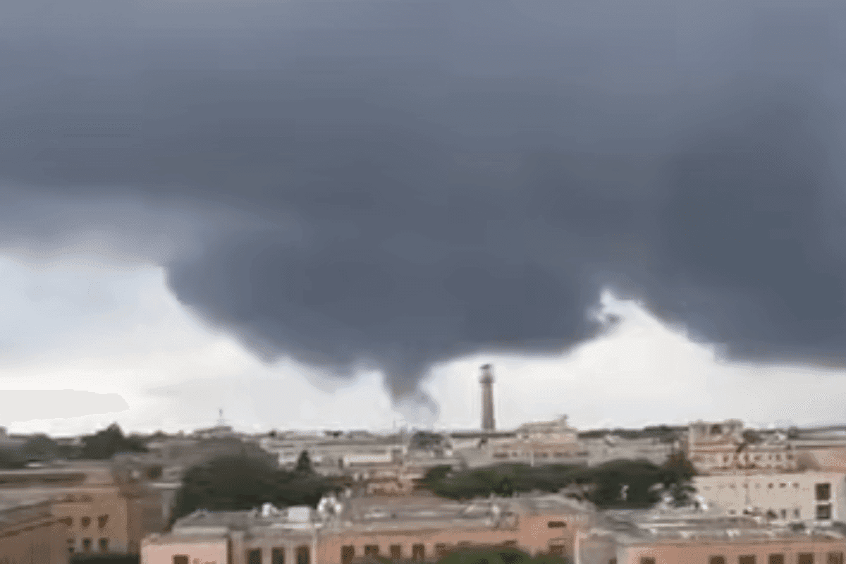 Roma colpita da una violenta tromba d’aria: numerosi i danni