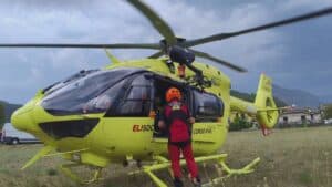 Parapendio precipita sugli alberi, recuperata illesa la pilota