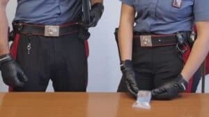 Spaccio tra gli ombrelloni, bloccato con 82 grammi di hashish