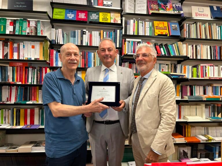 Pordenone celebra la storica Libreria Al Segno: targa del Comune dopo 48 anni di attività