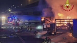 Incendio in area portuale Trieste, a fuoco tre mezzi pesanti