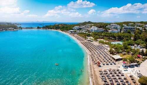 Scontro mortale su una spiaggia di Atene: 82enne perde la vita dopo una disputa per un lettino