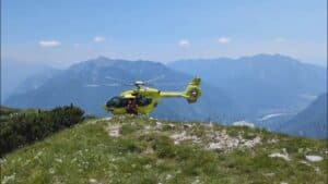 Malore davanti alla statua della Madonna, donna soccorsa in cima