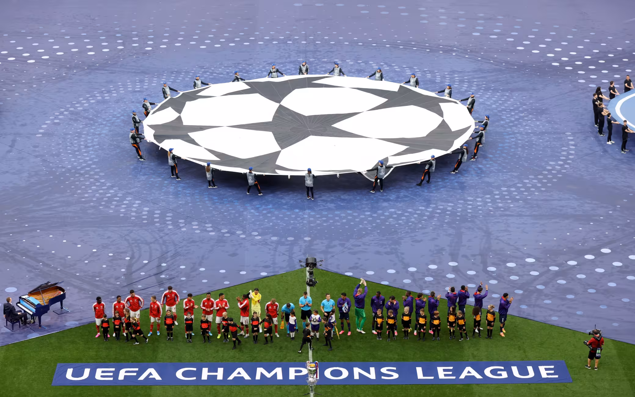 Champions League, serata difficile per Inter e Napoli. Bayern resiste, Barcellona e Arsenal dominano. Stasera Roma-Real Madrid