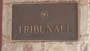 Follia in tribunale: appena condannato, aggredisce l’ex