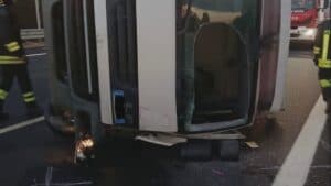 Camion si ribalta dopo il tamponamento in A4, muore a 52 anni
