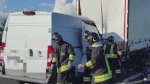 Con il furgone finisce sotto al camion in A4: un morto