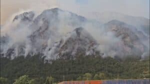 Il fuoco sull’Amariana non dà tregua: il fronte si allarga