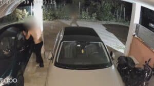 Udine: a torso nudo ripresi mentre rovistano nelle auto