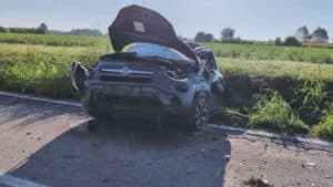 Sbanda e finisce con l’auto nel fosso: grave un 25enne