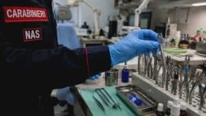 Scoperto dentista abusivo a Udine, sequestrato studio clandestino